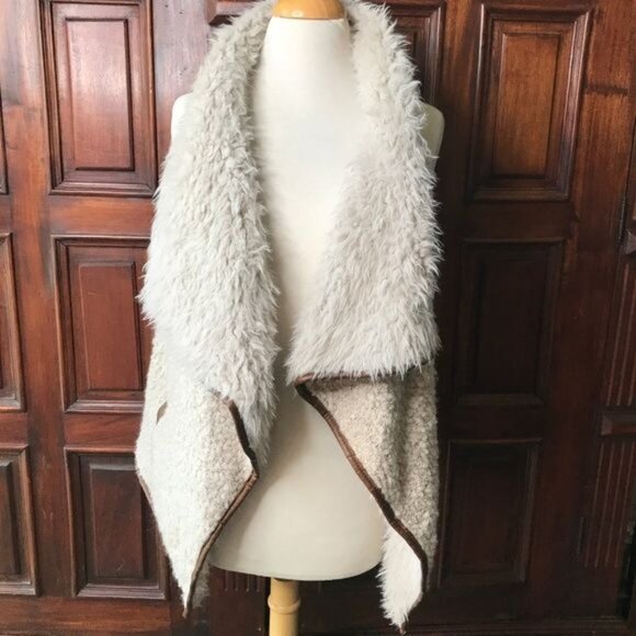 Romeo and Juliet Faux Fur Vest Sz L - Picture 4 of 7